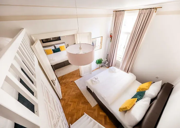 Luxurious Kafka Family In Old Town Daire Prag