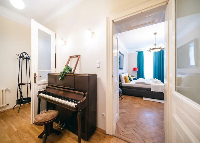 Luxurious Kafka Family In Old Town Daire Prag