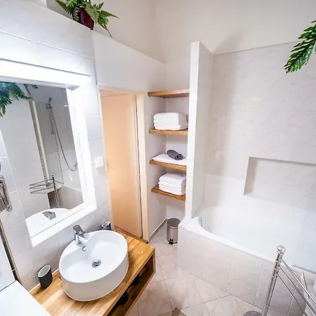 דירה Luxurious Kafka Family In Old Town