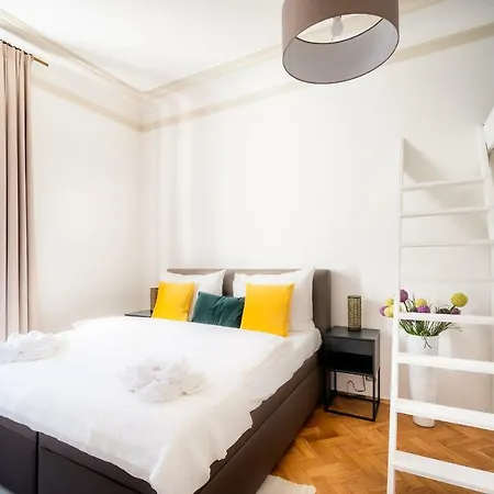 Luxurious Kafka Family In Old Town * プラハ
