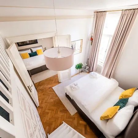 Luxurious Kafka Family In Old Town Apartment Prag