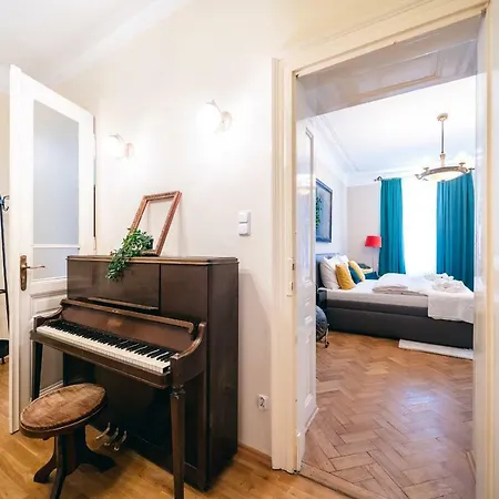 Luxurious Kafka Family In Old Town Apartment Prag