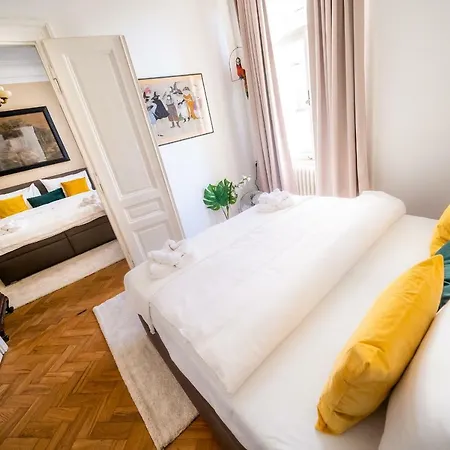 Luxurious Kafka Family In Old Town Apartment Prag