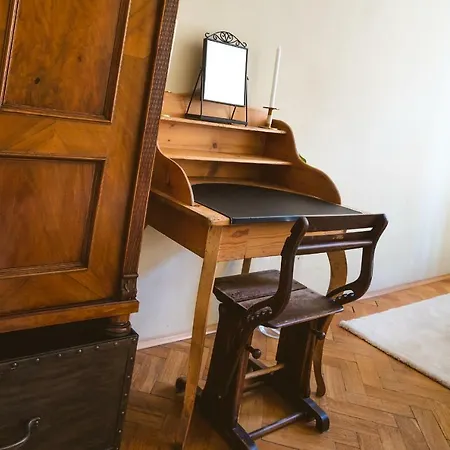 Luxurious Kafka Family In Old Town Apartman