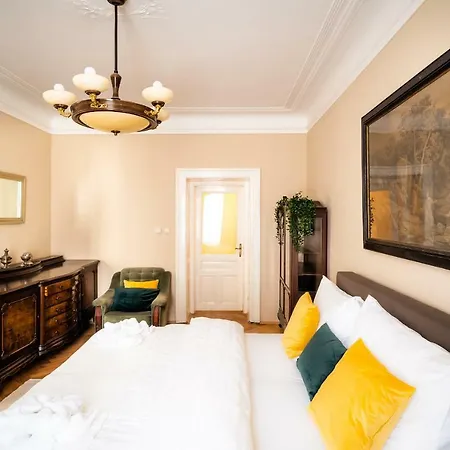Luxurious Kafka Family In Old Town Apartment Prag