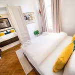 Luxurious Kafka Family In Old Town Appartement Praag